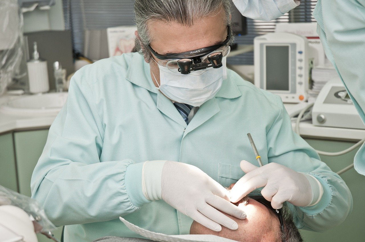 Jak zniwelować ból podczas wizyty u dentysty?