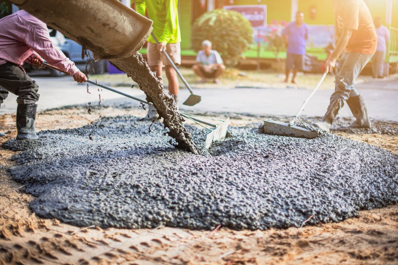 Jakich narzędzi używa się do przygotowania betonu na placu budowy?