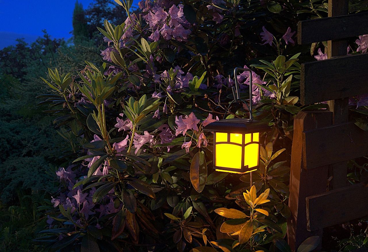 Jaki rodzaj oświetlenia sprawdzi się w ogrodzie i na zewnątrz domu?