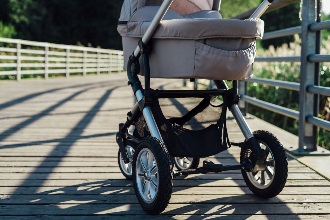Jak zapewnić niemowlakowi komfort na spacerze?