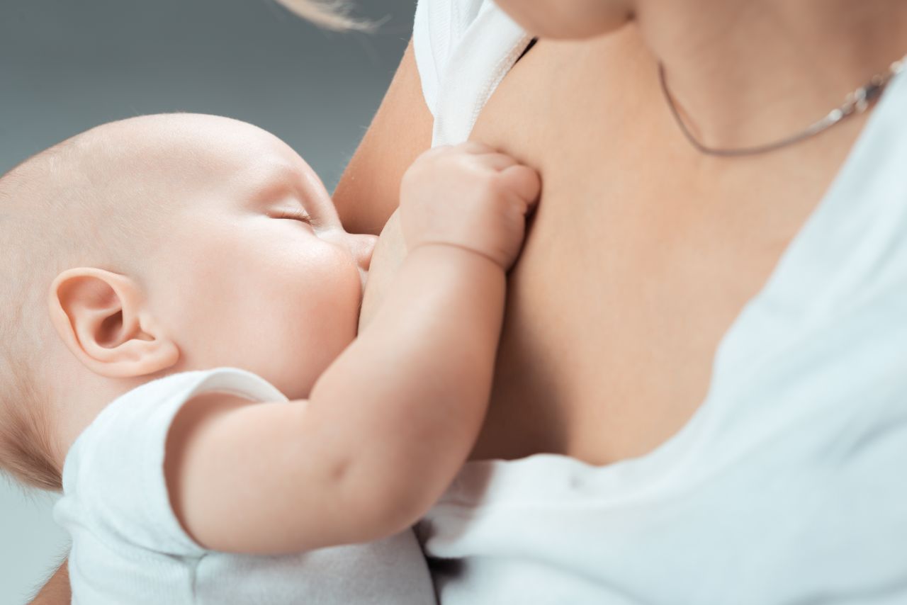 Dlaczego wygodne miejsce do karmienia noworodka jest tak ważne dla młodej mamy?