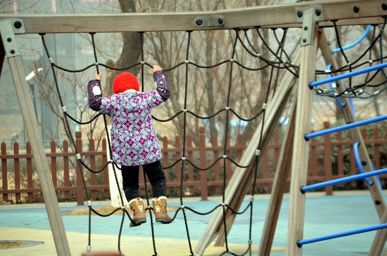 Liny wspinaczkowe – czy to dobra zabawa dla dzieci?
